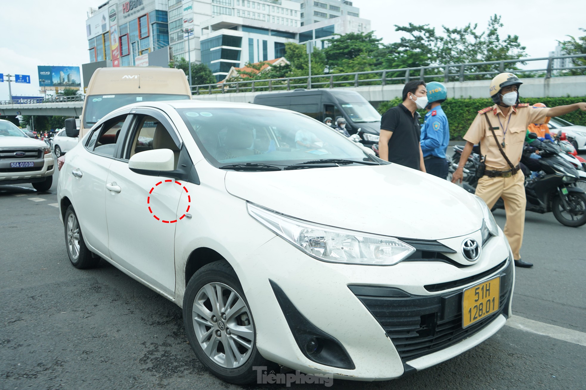 Xử phạt nhiều xe kinh doanh tại 'điểm nóng' ra vào sân bay Tân Sơn Nhất ảnh 6