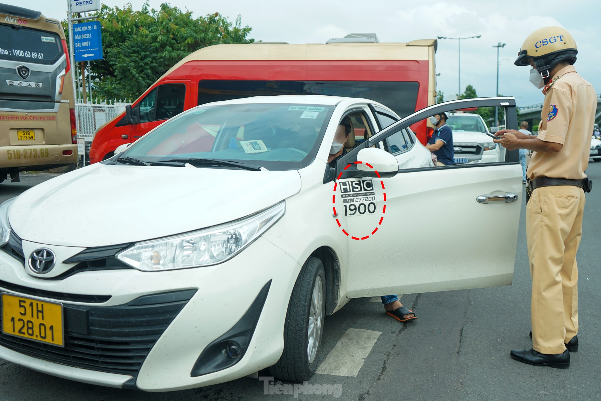 Xử phạt nhiều xe kinh doanh tại 'điểm nóng' ra vào sân bay Tân Sơn Nhất ảnh 5
