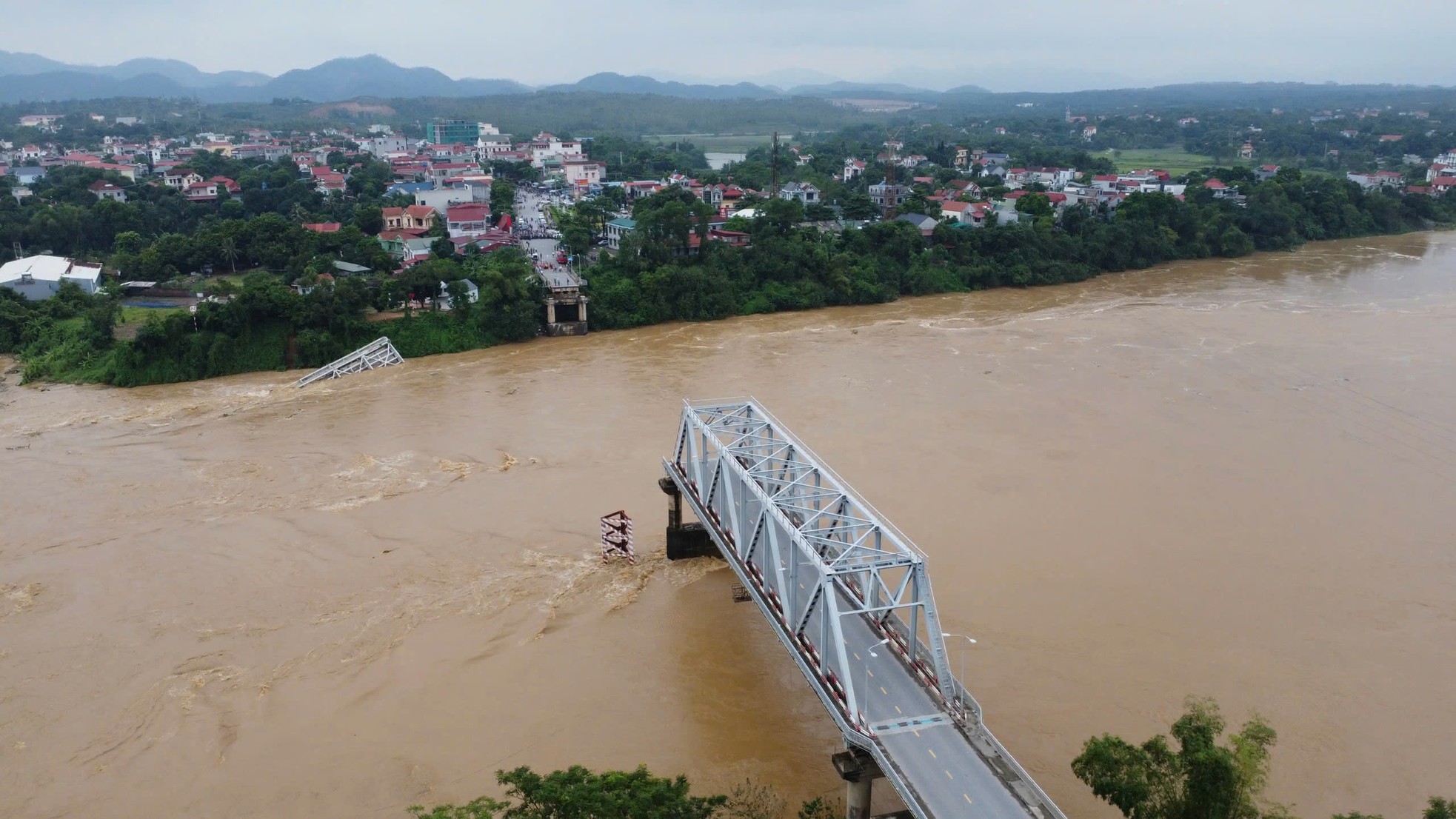 Vụ sập cầu Phong Châu: Nhìn cảnh nước xiết, người thân khóc nghẹn 'mong phép màu' ảnh 1