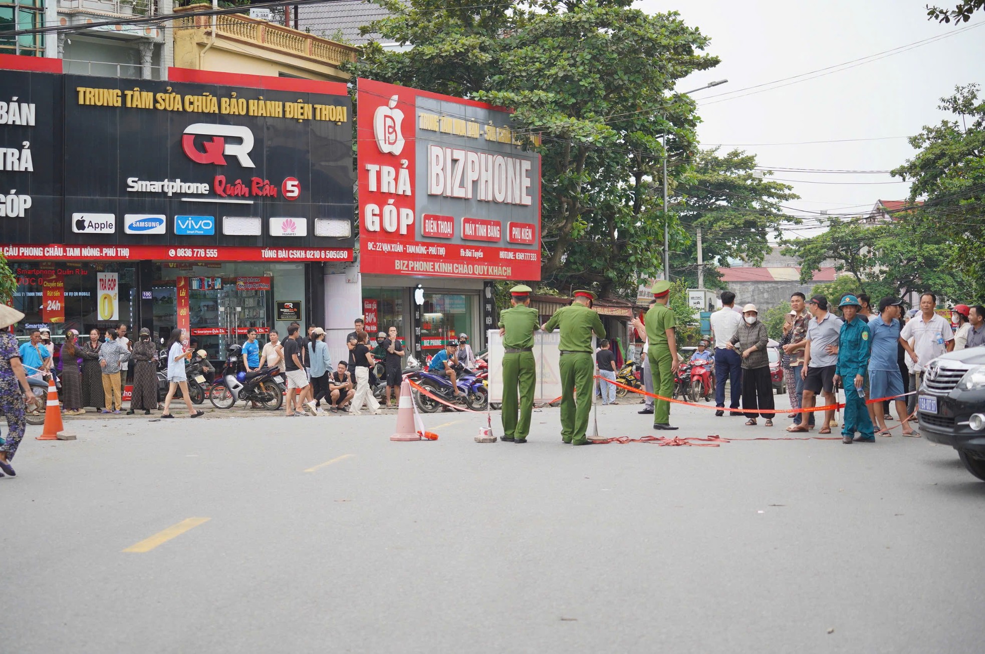 Vụ sập cầu Phong Châu: Nhìn cảnh nước xiết, người thân khóc nghẹn 'mong phép màu' ảnh 11