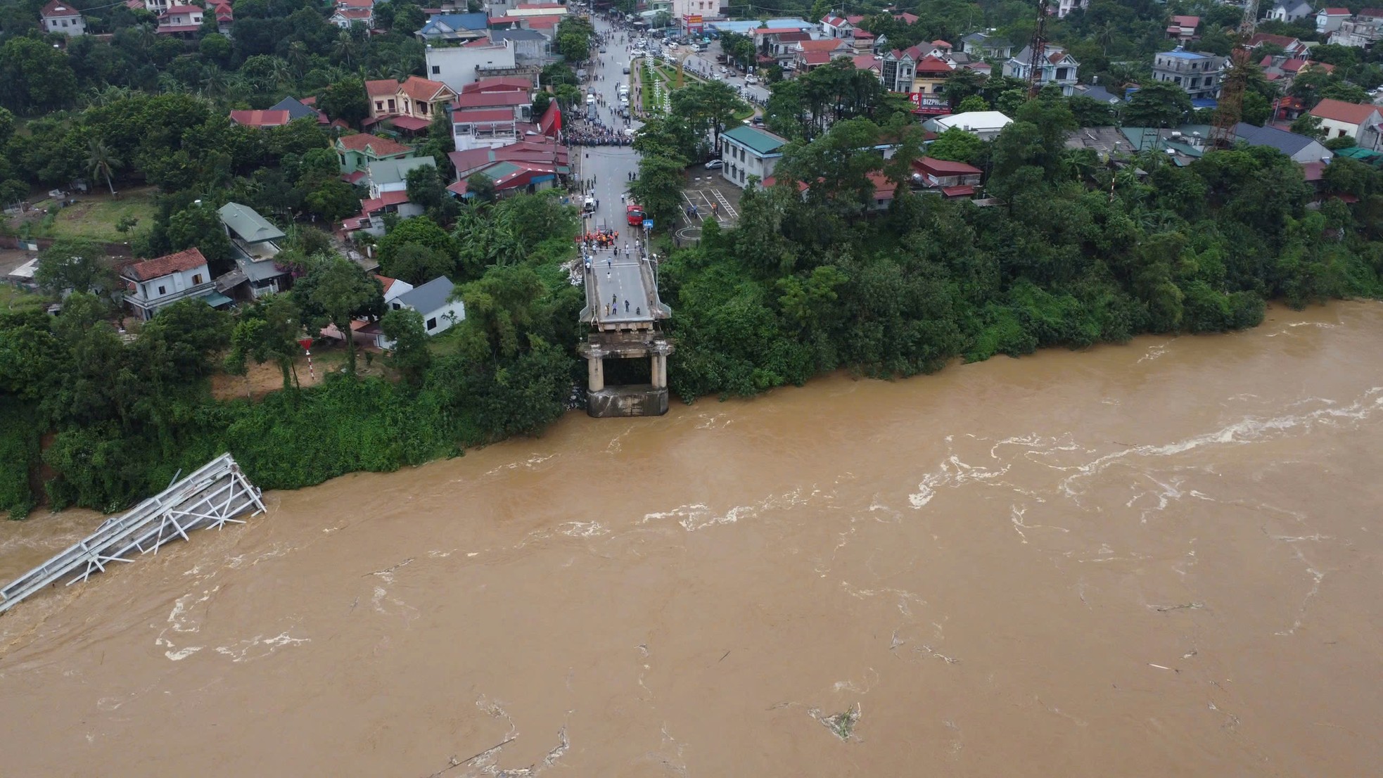 Vụ sập cầu Phong Châu: Nhìn cảnh nước xiết, người thân khóc nghẹn 'mong phép màu' ảnh 12