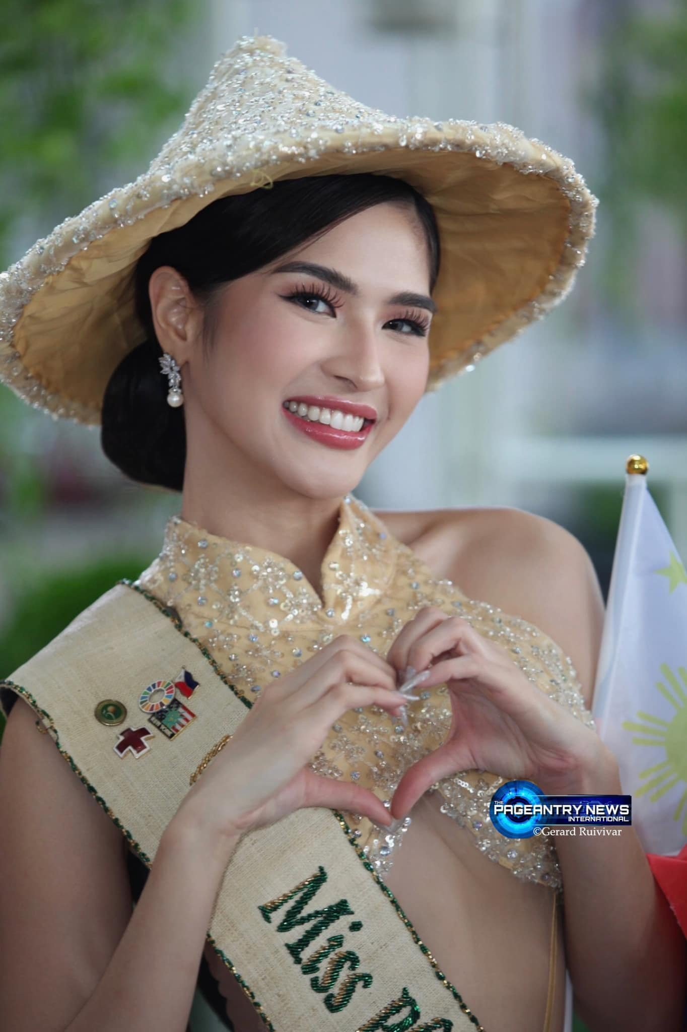 Người rất đẹp Philippines đem áo dài xuyên thấu quý phái nước ta thi đua hoa khôi hình ảnh 3