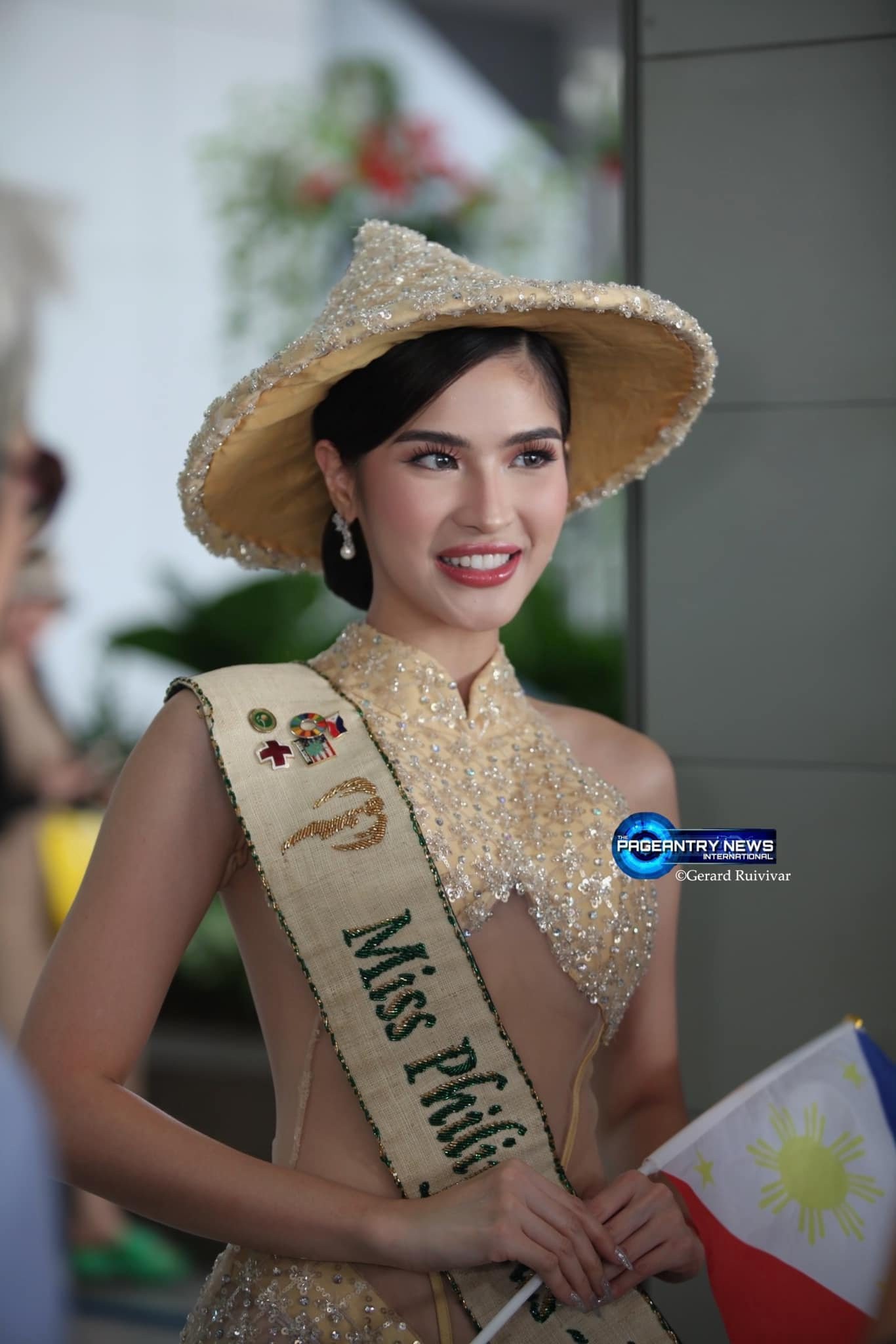 Người rất đẹp Philippines đem áo dài xuyên thấu quý phái nước ta thi đua hoa khôi hình ảnh 1