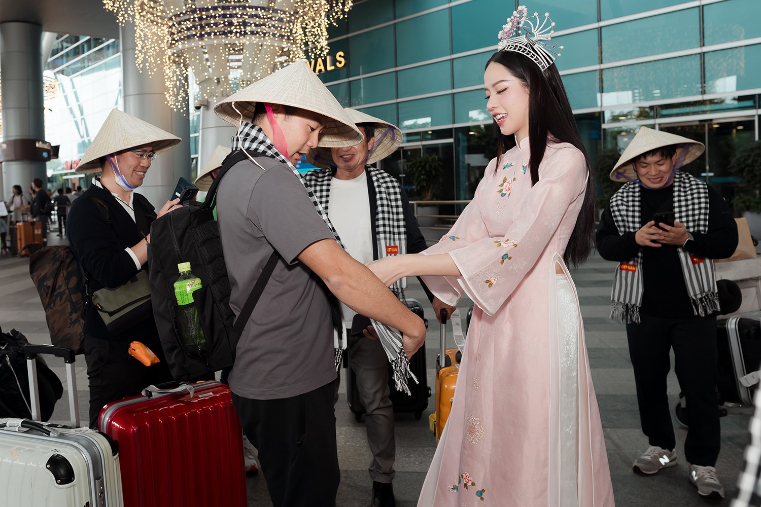 Hoa hậu Thanh Thủy diện áo dài quảng bá vẻ đẹp Việt Nam ảnh 3