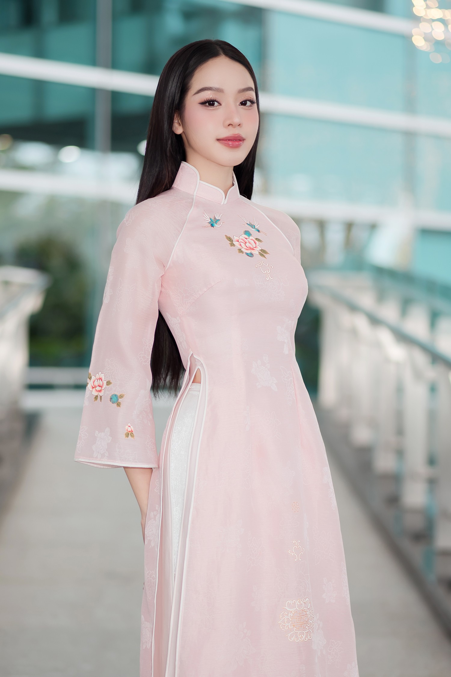 Hoa hậu Thanh Thủy diện áo dài quảng bá vẻ đẹp Việt Nam ảnh 5