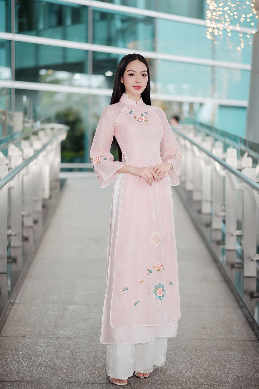 Hoa hậu Thanh Thủy diện áo dài quảng bá vẻ đẹp Việt Nam ảnh 4