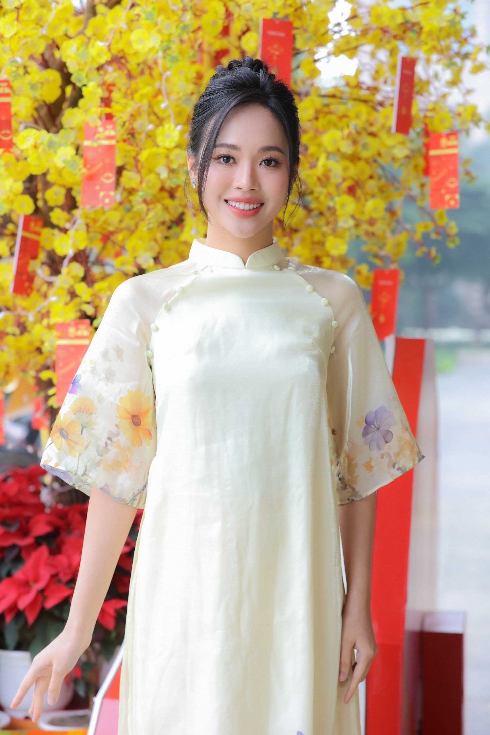 Á hậu Trịnh Thùy Linh: 'Tôi thích ăn đồ ngọt và ngủ muộn' ảnh 12