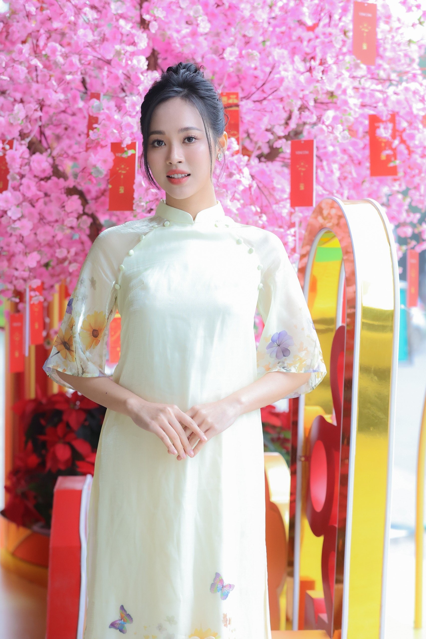 Á hậu Trịnh Thùy Linh: 'Tôi thích ăn đồ ngọt và ngủ muộn' ảnh 11