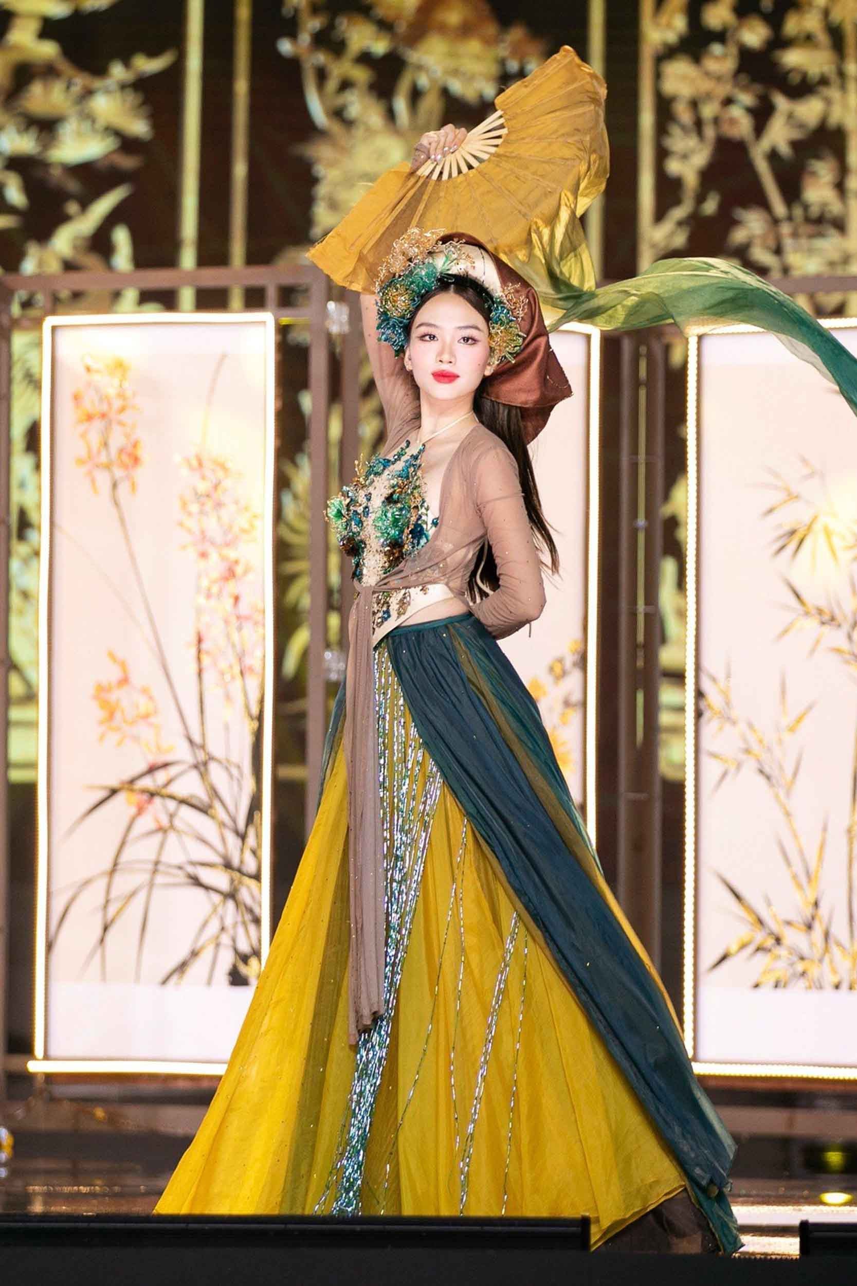 Fan tranh luận trang phục của Mai Phương ở Hoa hậu Thế giới ảnh 3
