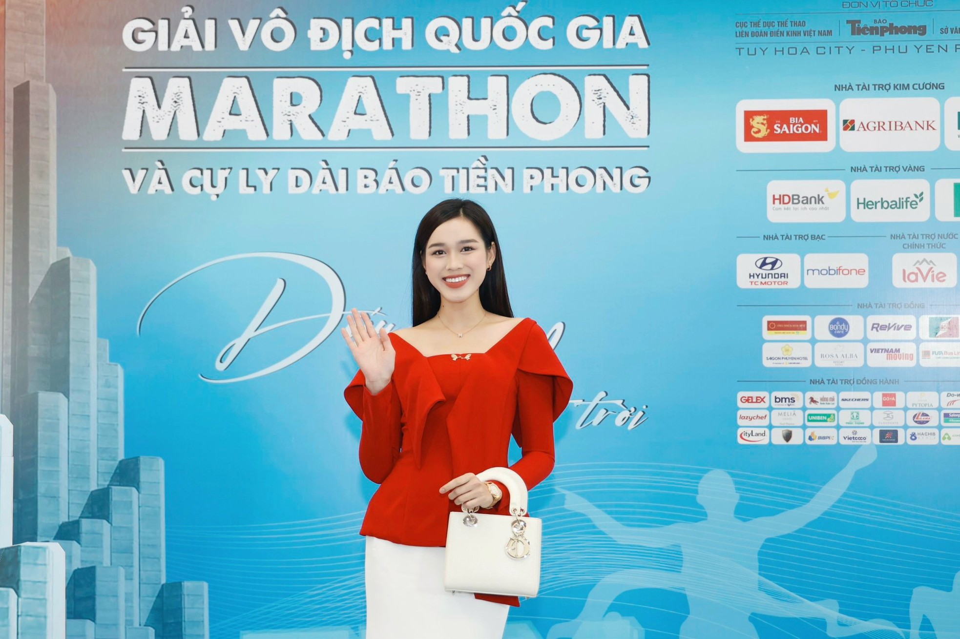 Đỗ Thị Hà, Huyền My rạng rỡ tại họp báo Tiền Phong Marathon 2024 ảnh 6