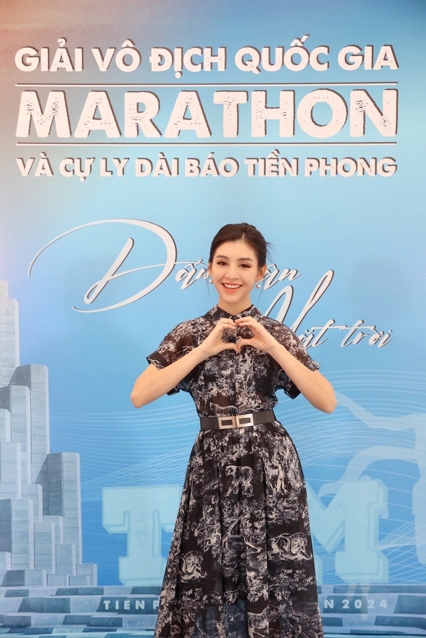 Đỗ Thị Hà, Huyền My rạng rỡ tại họp báo Tiền Phong Marathon 2024 ảnh 12