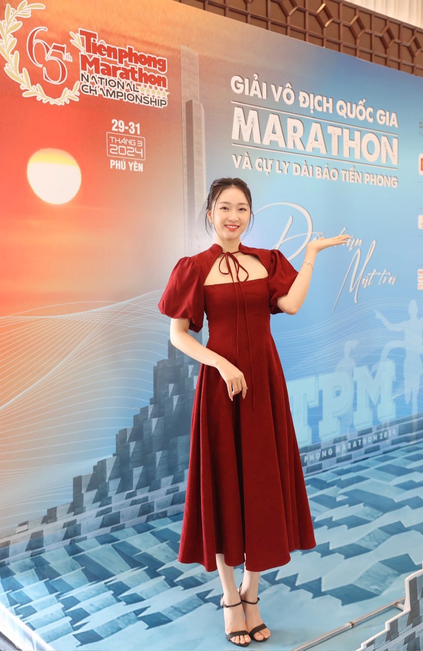 Đỗ Thị Hà, Huyền My rạng rỡ tại họp báo Tiền Phong Marathon 2024 ảnh 14