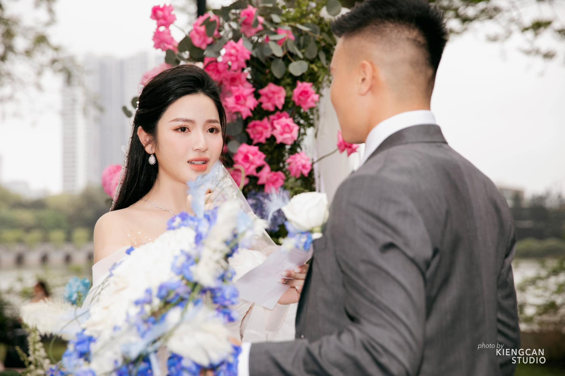 Thấy gì từ lùm xùm của vợ chồng Quang Hải với studio ảnh cưới? ảnh 3