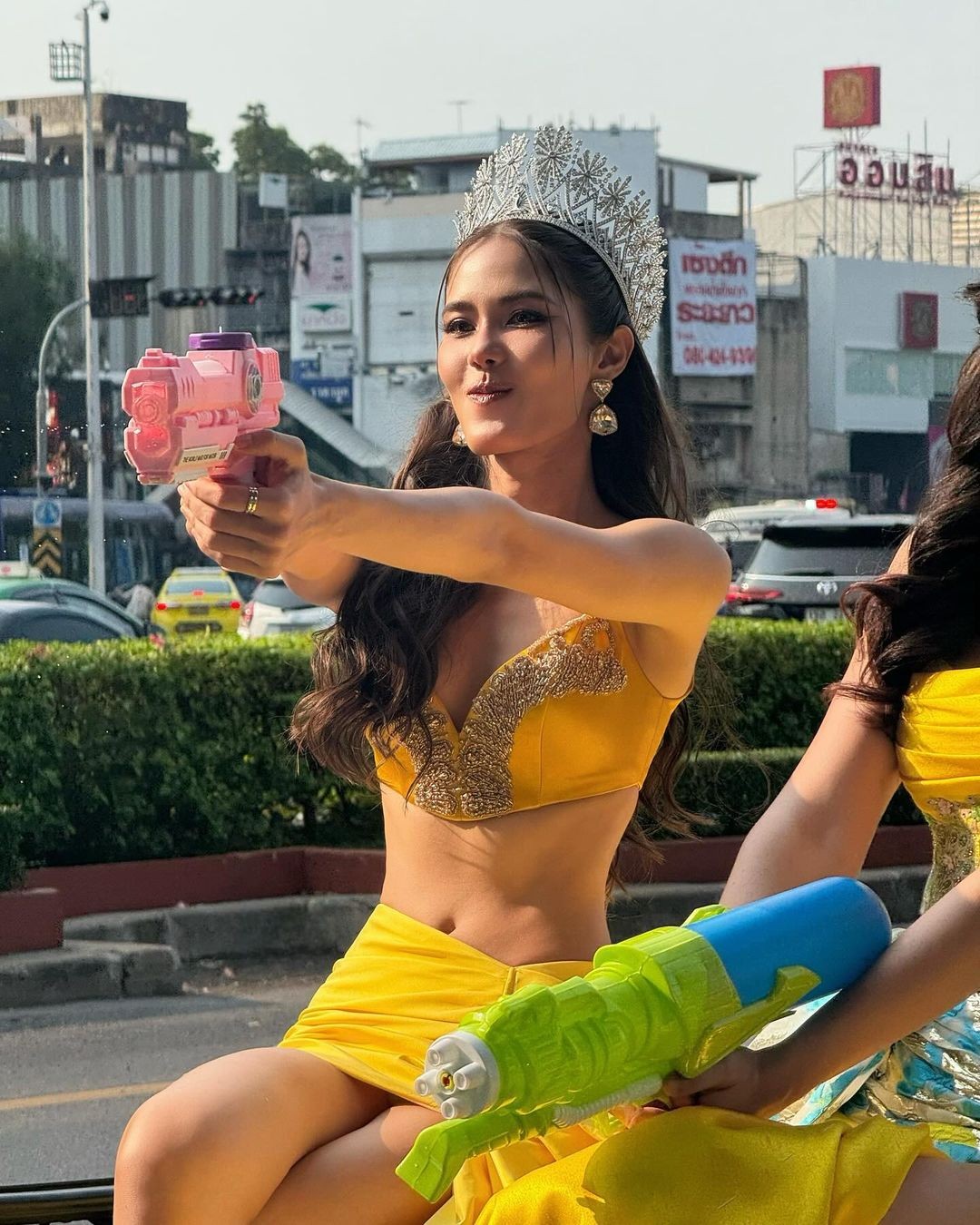 Dàn hoa hậu mặc gợi cảm tại lễ hội té nước ảnh 12