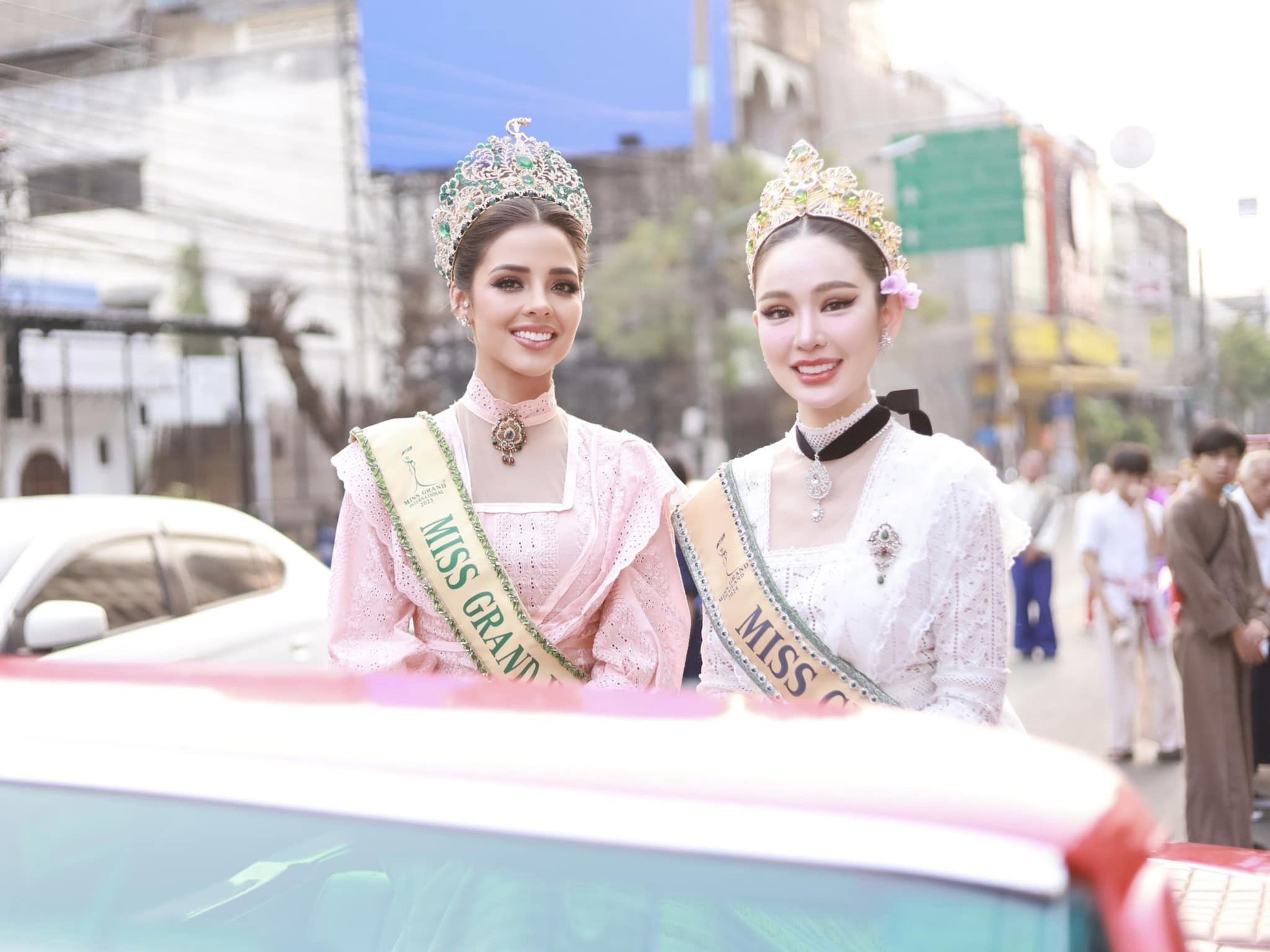 Dàn hoa hậu mặc gợi cảm tại lễ hội té nước ảnh 18
