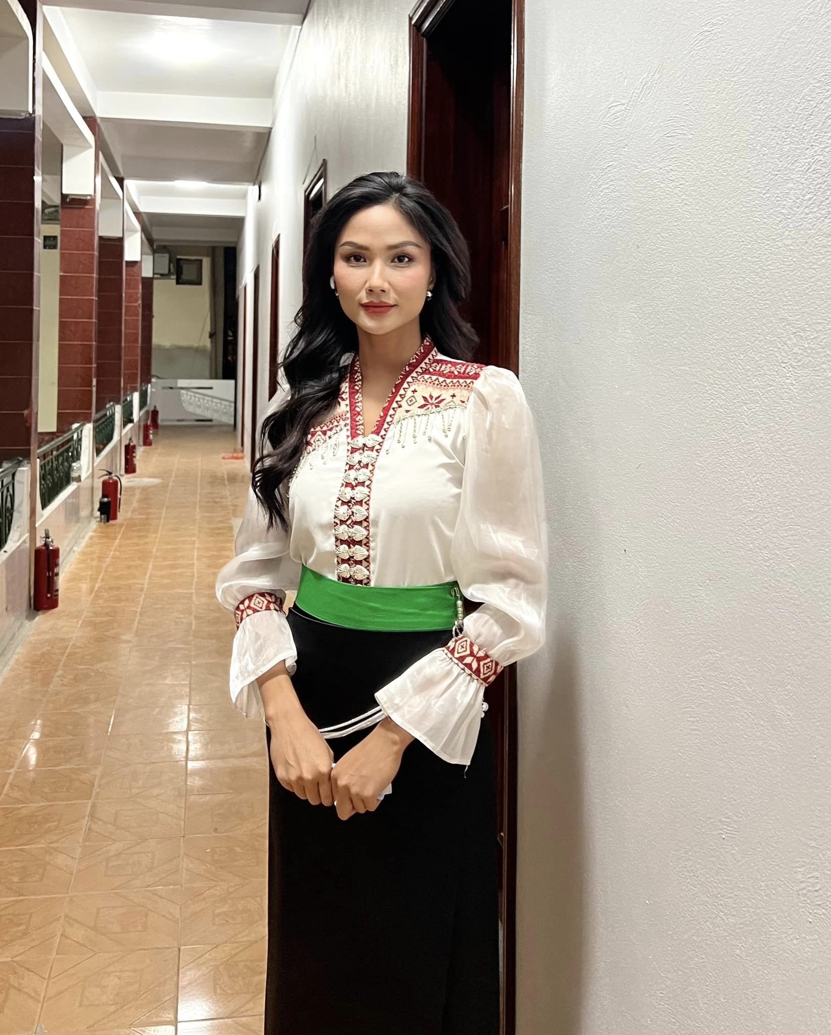 Dàn hoa, á hậu mặc nóng bỏng trong kỳ nghỉ lễ 30/4 ảnh 20