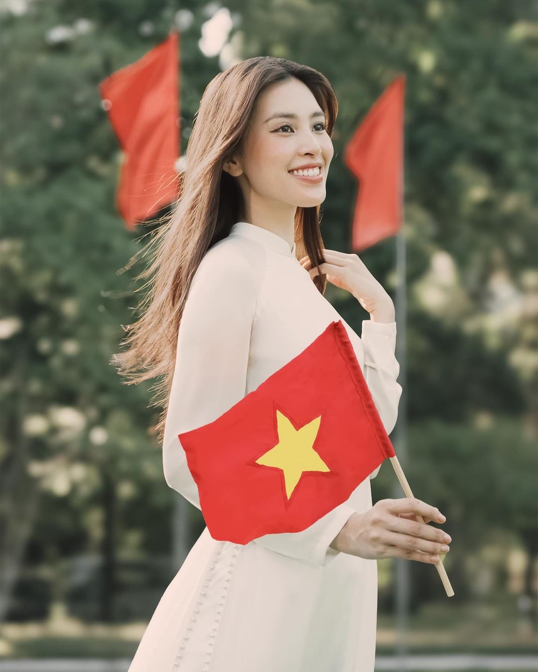 Dàn hoa hậu mặc áo dài chào mừng lễ độc lập 30/4 ảnh 1