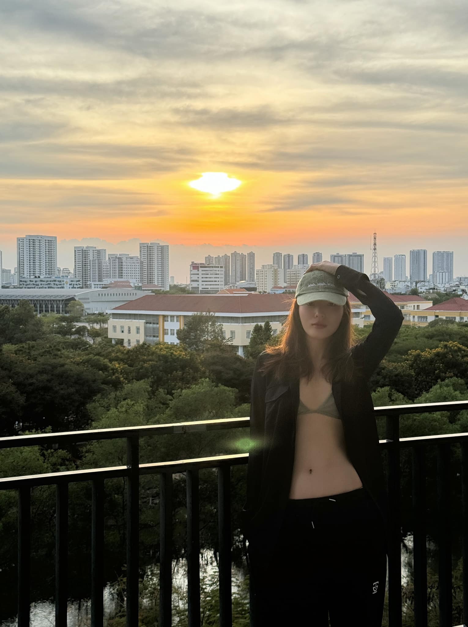 Đỗ Thị Hà, Lê Hoàng Phương khoe dáng với áo tắm trong kỳ nghỉ lễ ảnh 15