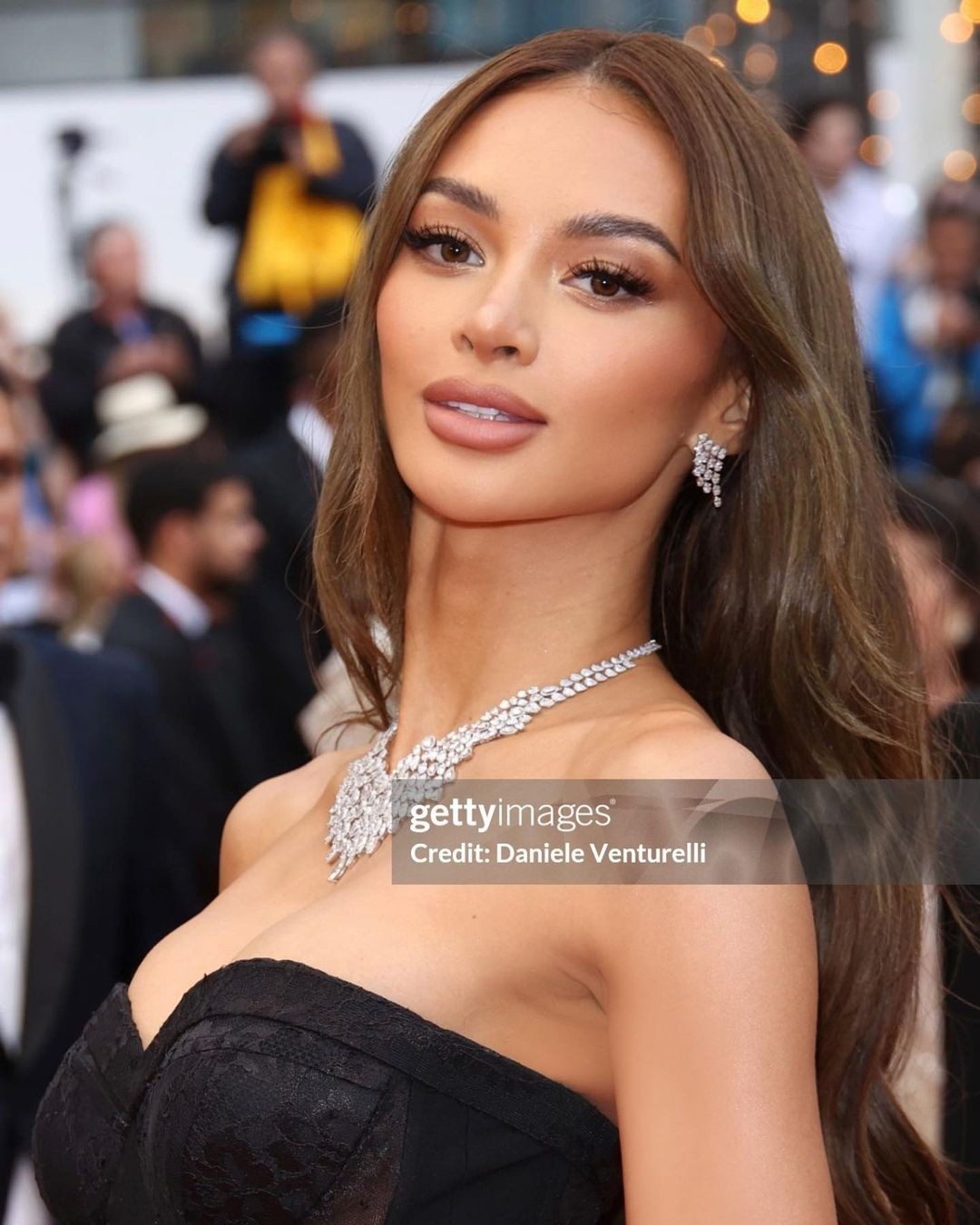 Hoa hậu Hoàn vũ gây chú ý với váy lạ mắt trên thảm đỏ Cannes ảnh 19