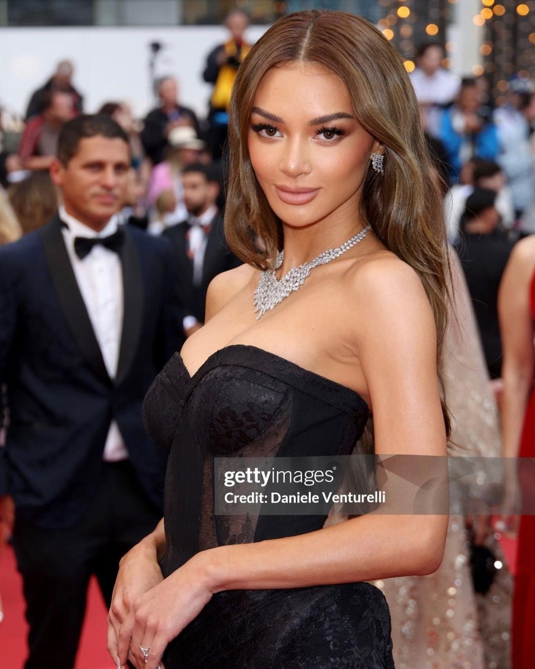 Hoa hậu Hoàn vũ gây chú ý với váy lạ mắt trên thảm đỏ Cannes ảnh 18