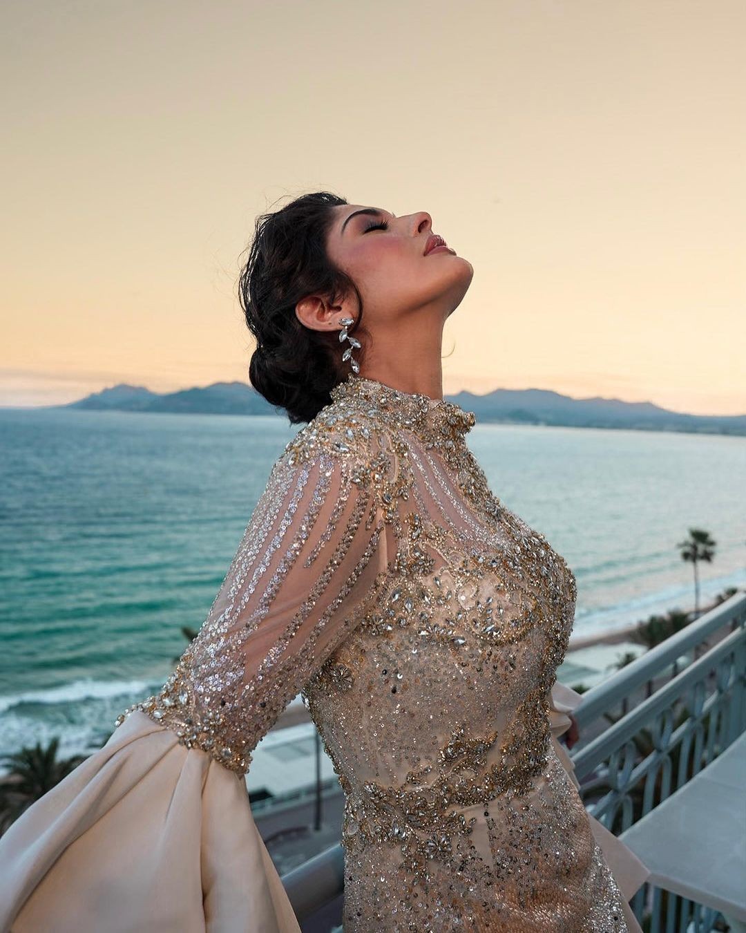 Hai hoa hậu đẹp nhất thế giới trên thảm đỏ Cannes