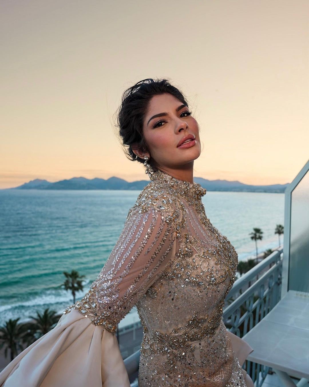 Hai hoa hậu đẹp nhất thế giới trên thảm đỏ Cannes