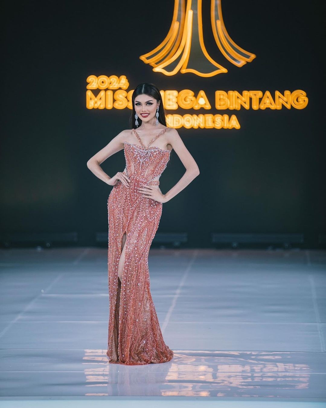 Trả lời thông minh về làm từ thiện ồn ào hay thầm lặng, người mẫu đăng quang Hoa hậu Hòa bình Indonesia