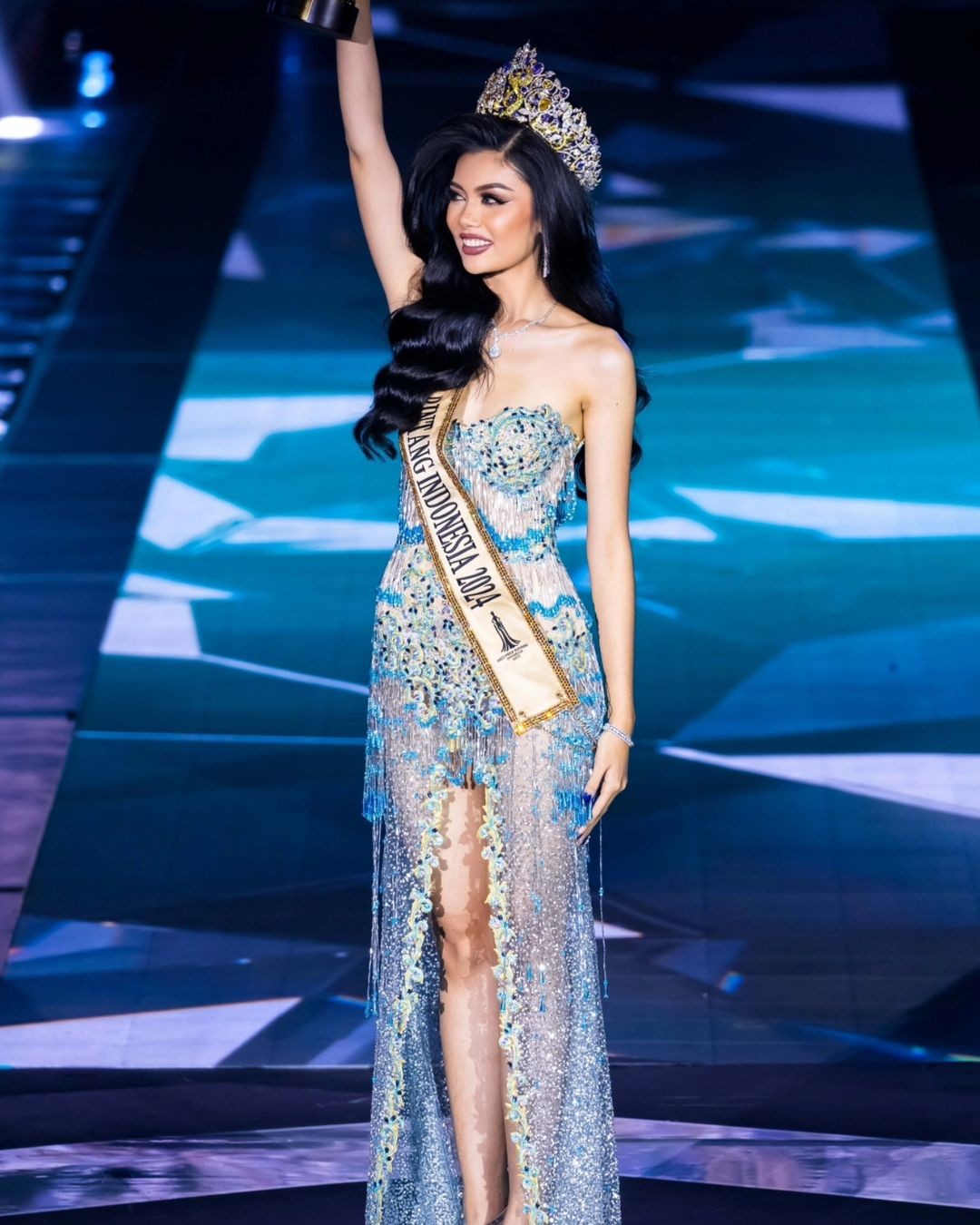 Trả lời thông minh về làm từ thiện ồn ào hay thầm lặng, người mẫu đăng quang Hoa hậu Hòa bình Indonesia