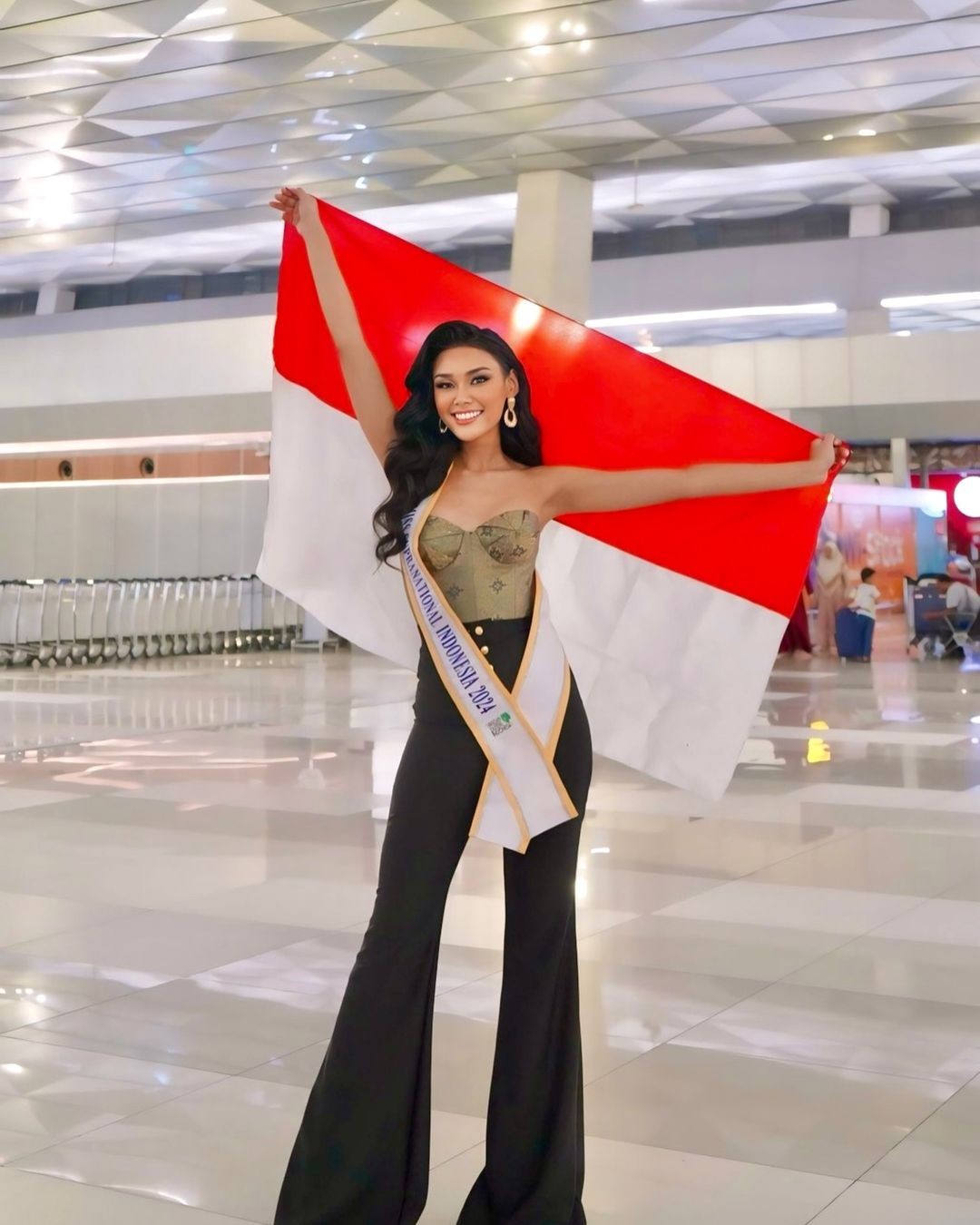 Dàn người đẹp sang Ba Lan dự thi Hoa hậu Siêu quốc gia 2024