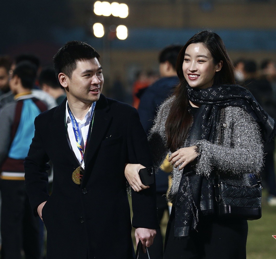 Đỗ Mỹ Linh xuống sân mừng Hà Nội FC giành giải ba V-League ảnh 9