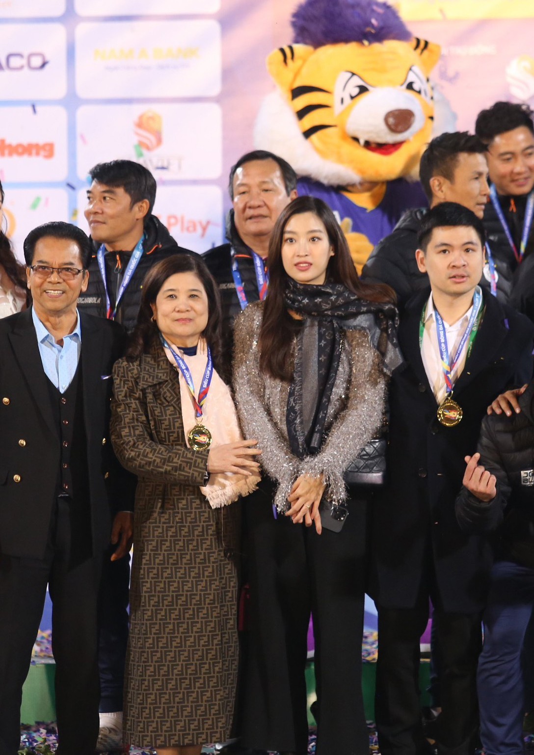 Đỗ Mỹ Linh xuống sân mừng Hà Nội FC giành giải ba V-League ảnh 12