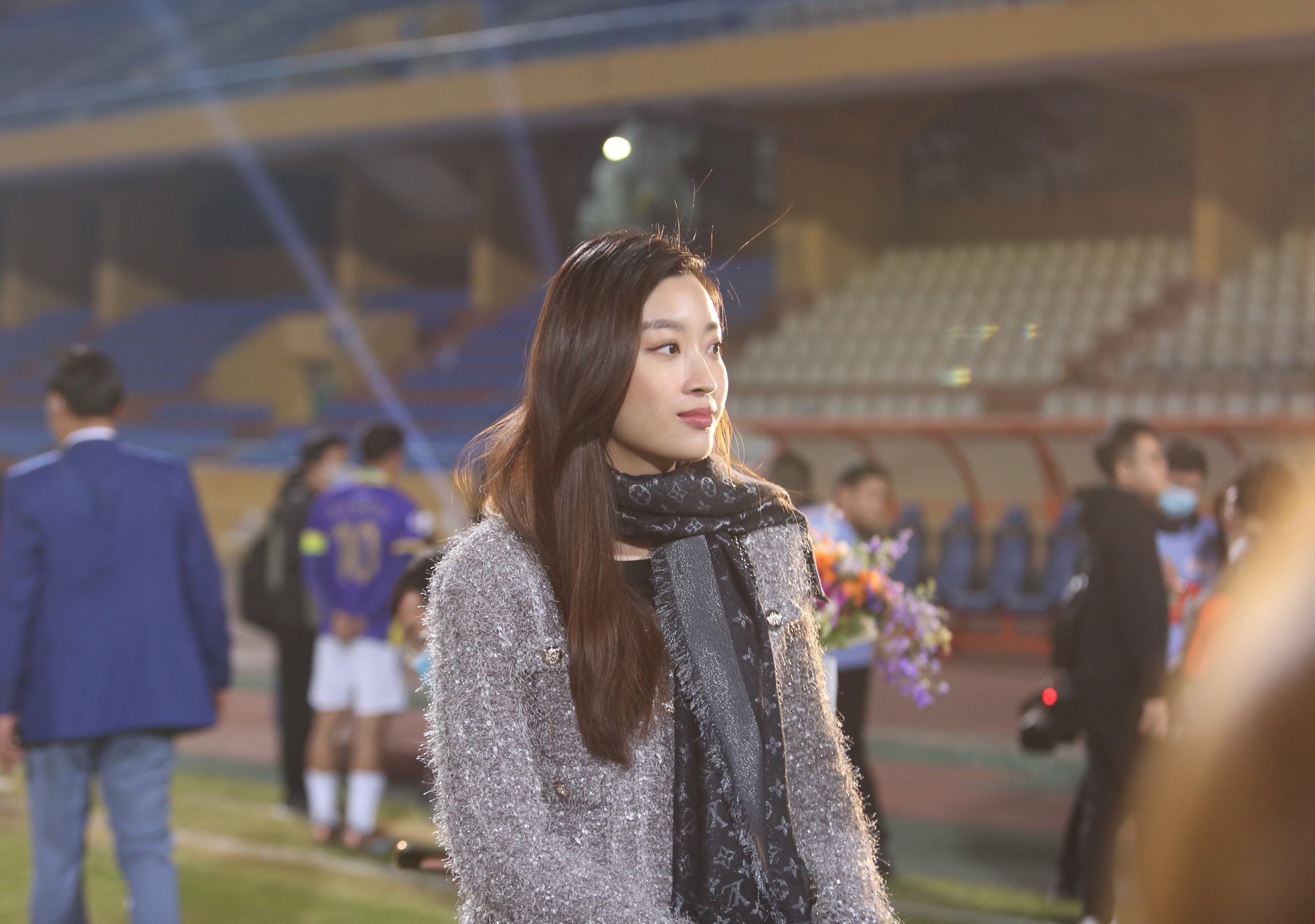 Đỗ Mỹ Linh xuống sân mừng Hà Nội FC giành giải ba V-League ảnh 10