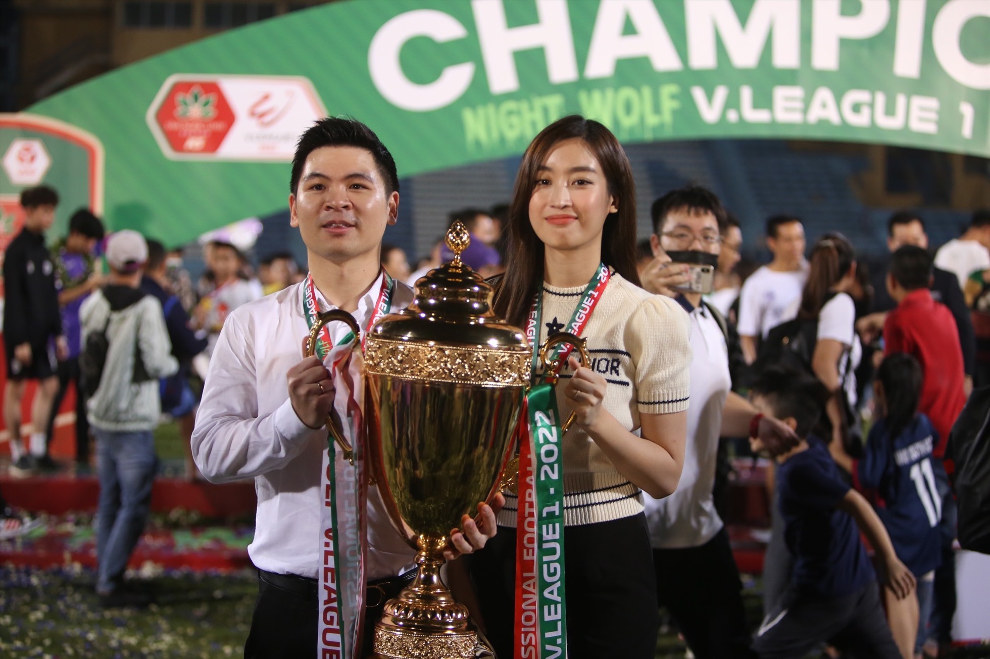 Đỗ Mỹ Linh xuống sân mừng Hà Nội FC giành giải ba V-League ảnh 14