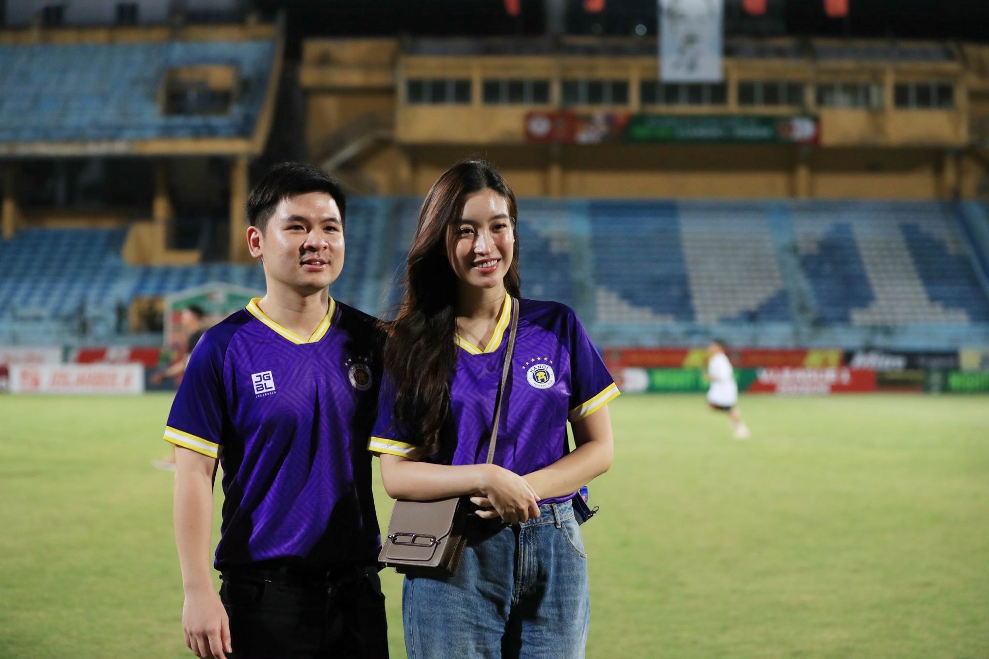Đỗ Mỹ Linh xuống sân mừng Hà Nội FC giành giải ba V-League ảnh 1