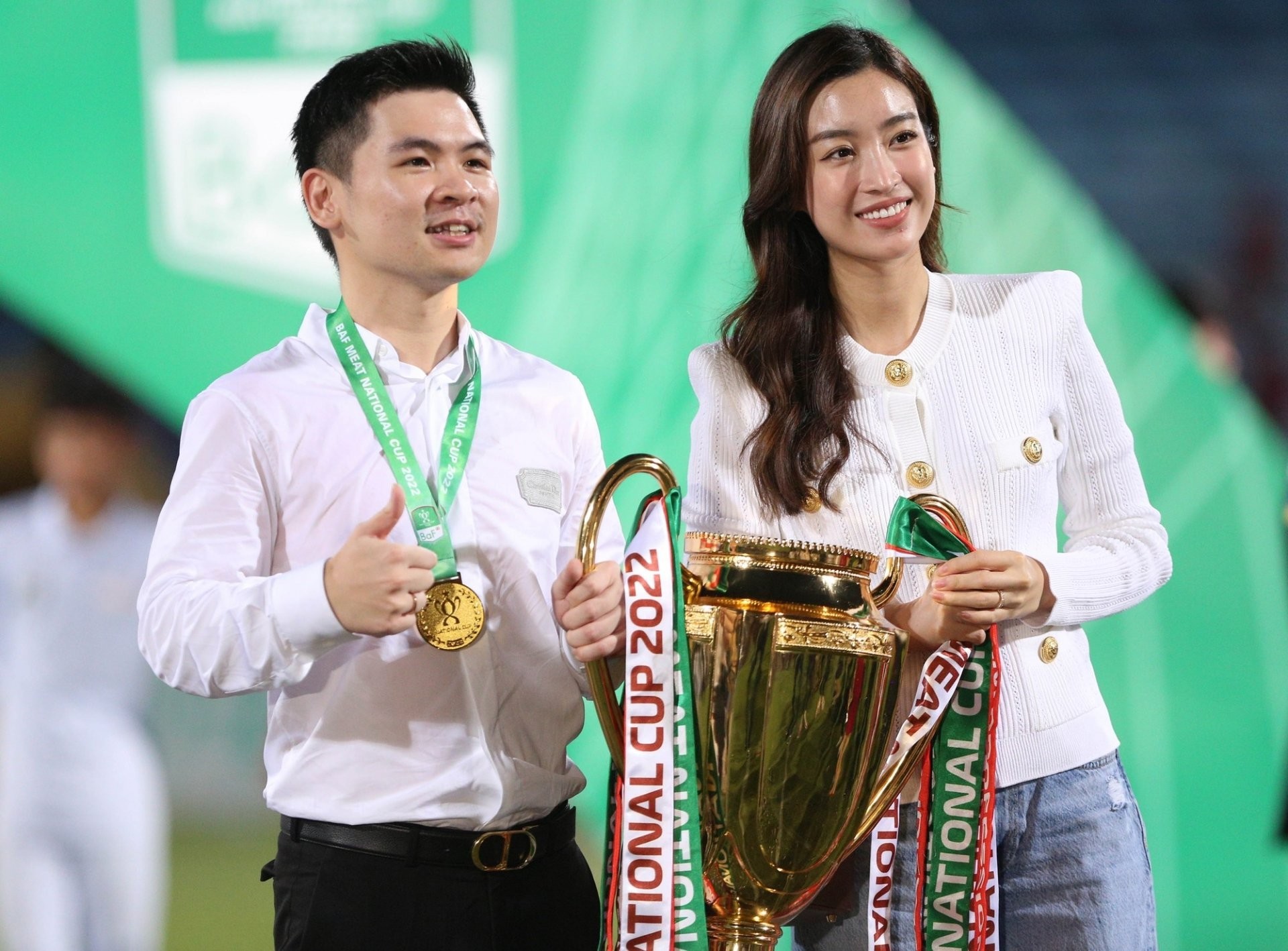 Đỗ Mỹ Linh xuống sân mừng Hà Nội FC giành giải ba V-League ảnh 13