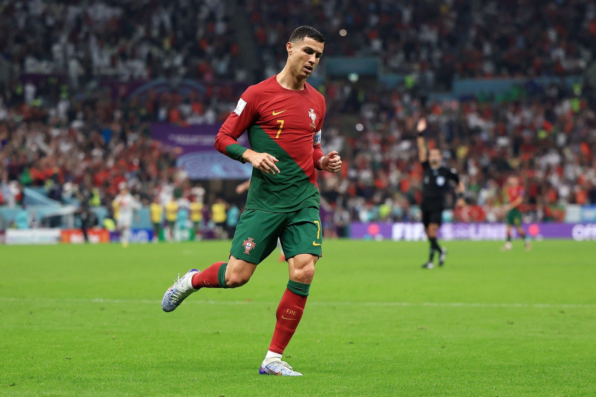 50 sắc thái của Ronaldo khi ngồi dự bị: Buồn bã, chua chát, giận dữ và cả cô đơn, sau đó bỏ về sớm ảnh 12