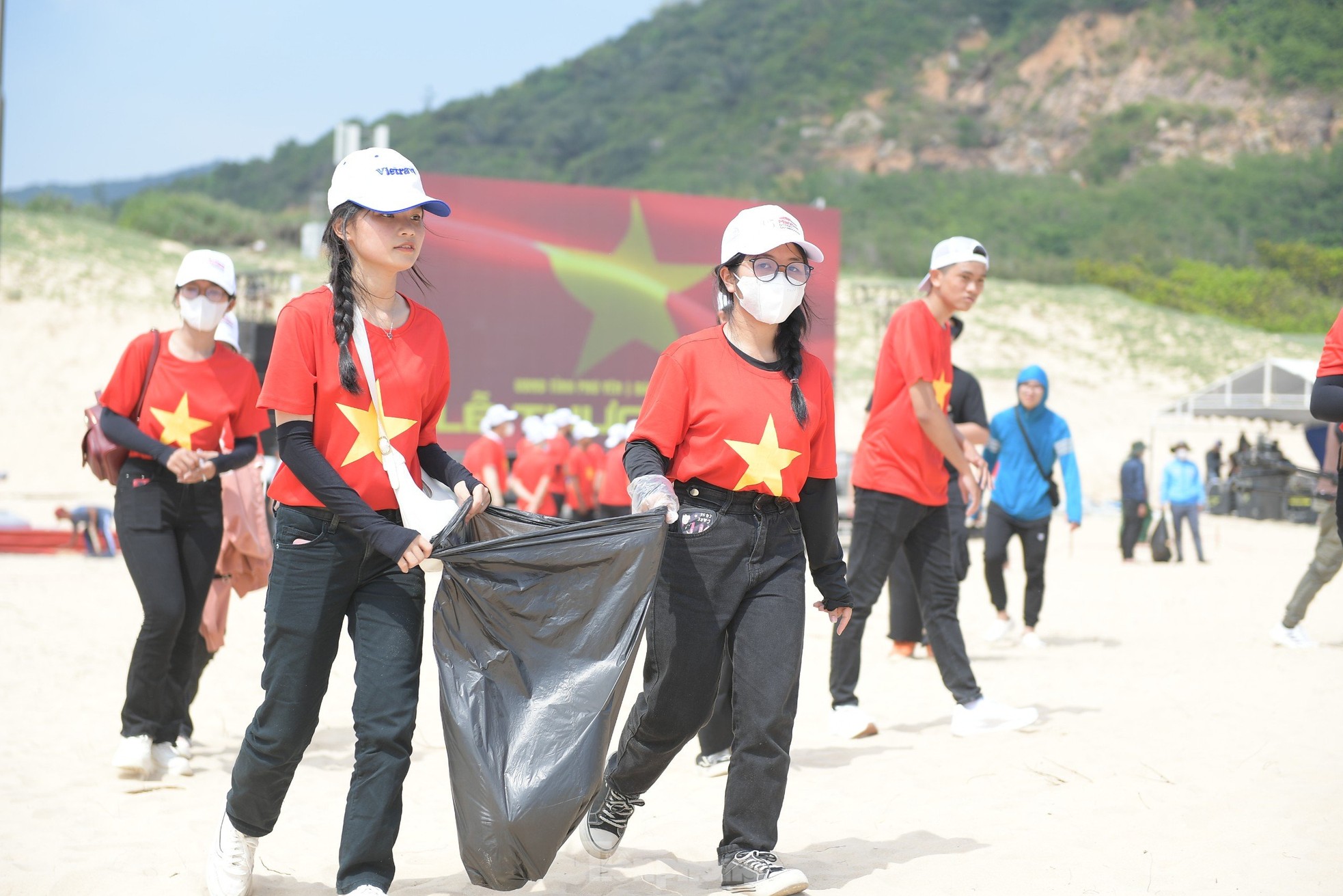 Hoa hậu, người đẹp chung tay làm sạch môi trường biển, viết nên những ...