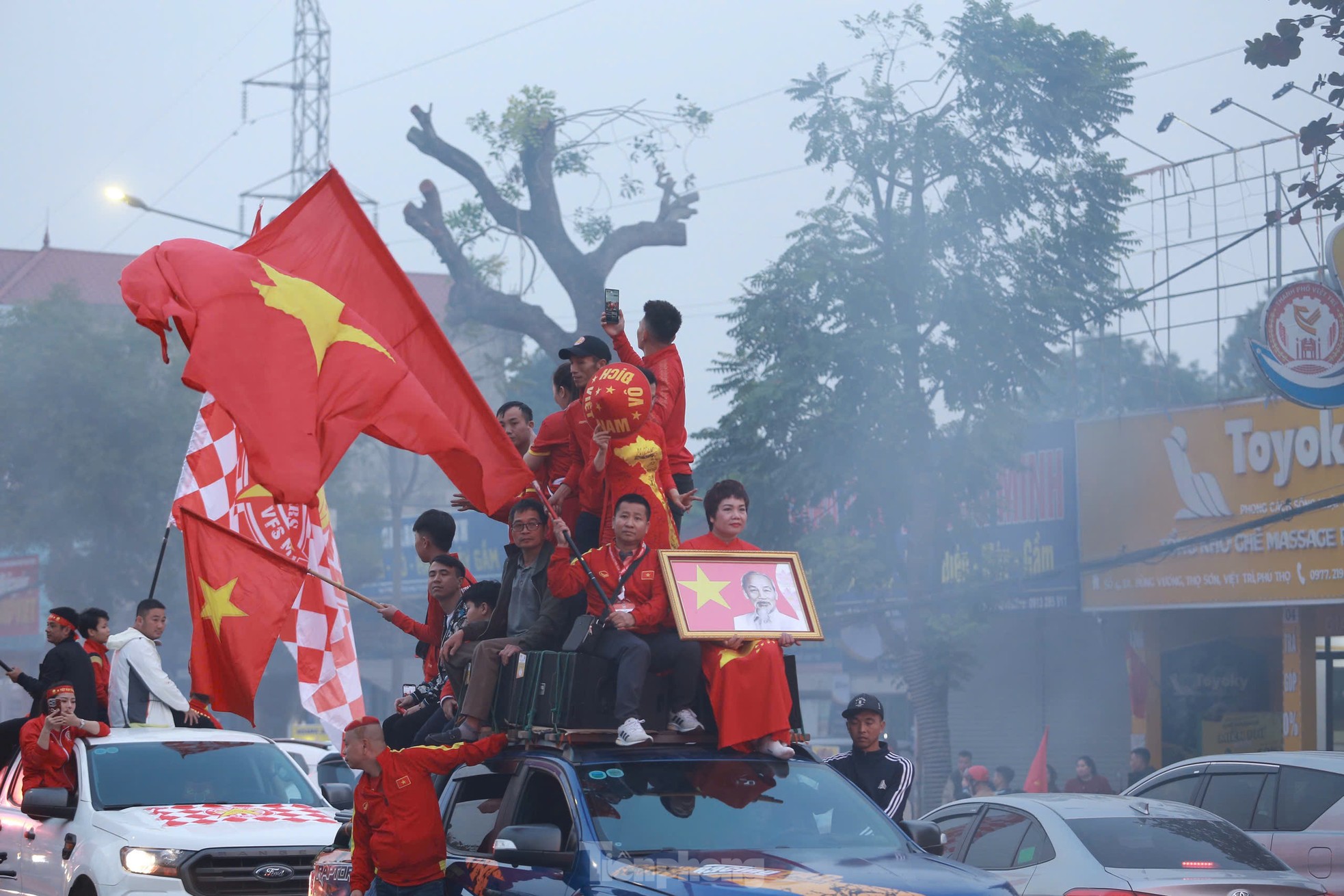 Việt Trì rực đỏ, tiếp lửa cho đội tuyển Việt Nam trong trận bán kết lượt về ảnh 3