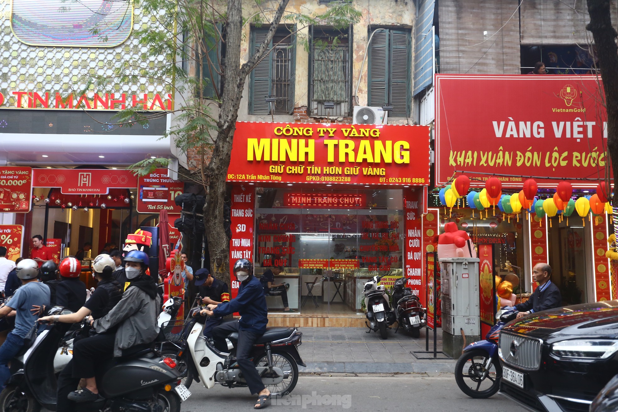 Cụ ông gần 80 tuổi đạp xe hơn 10 km đi mua vàng vía Thần tài ảnh 17