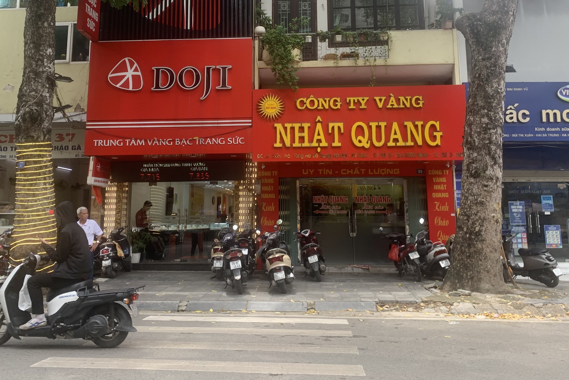 Cảnh tượng 'lạ đời' ở tiệm vàng Hà Nội khi giá cao chót vót- Ảnh 11.