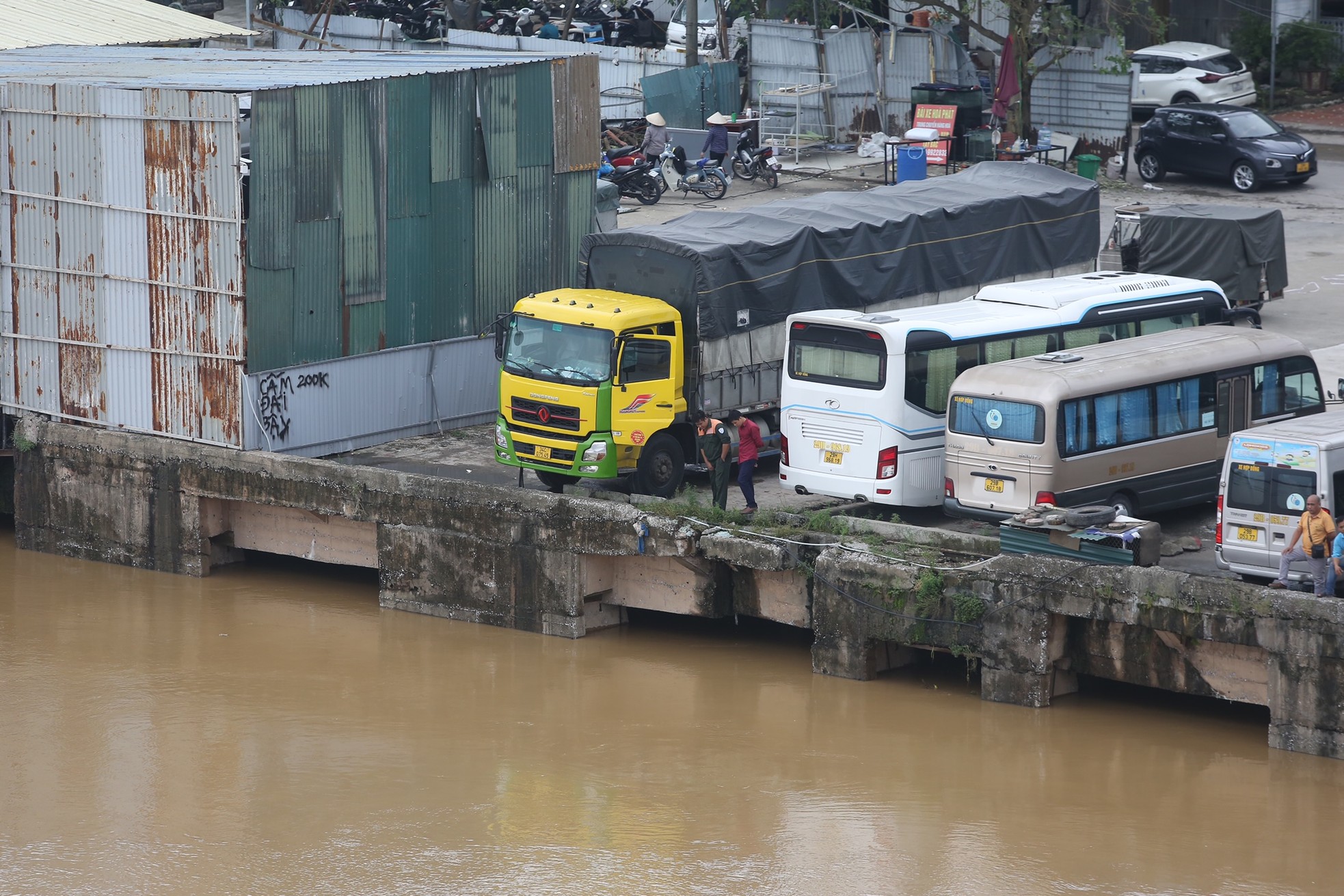 'Điểm cắm trại tuyệt vời giữa lòng Thủ đô' chìm sâu trong biển nước ảnh 13