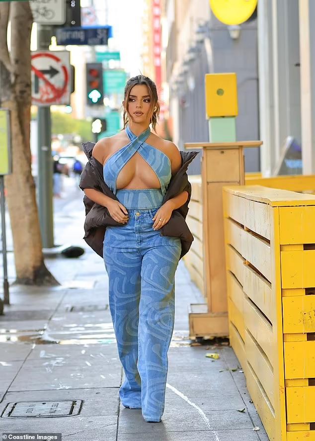 'Queen of lingerie' in England shows off her oversized bust on the street photo 4