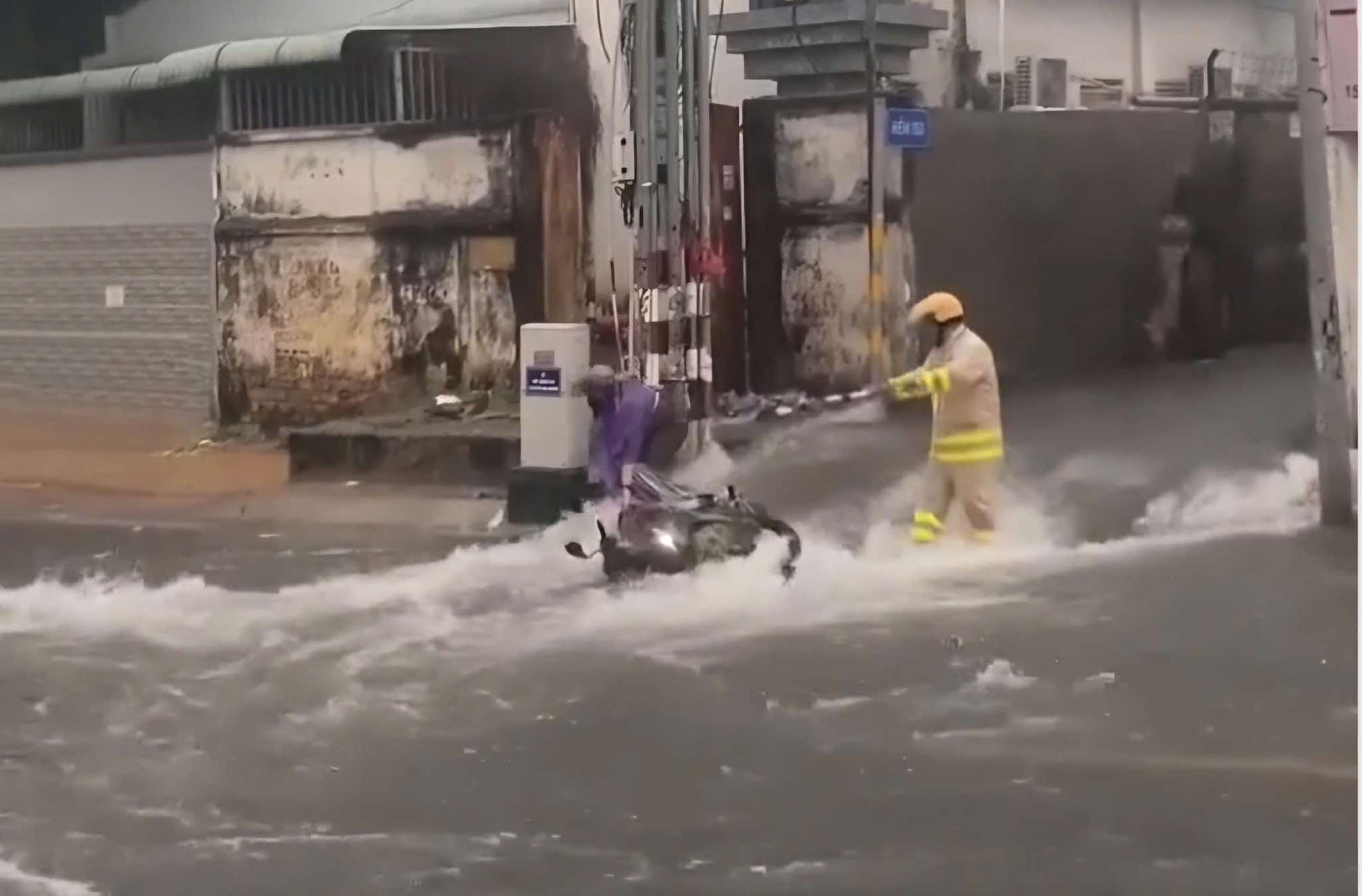 Mưa trắng trời ở TPHCM, giao lộ dẫn vào sân bay Tân Sơn Nhất ngập chưa từng thấy ảnh 9