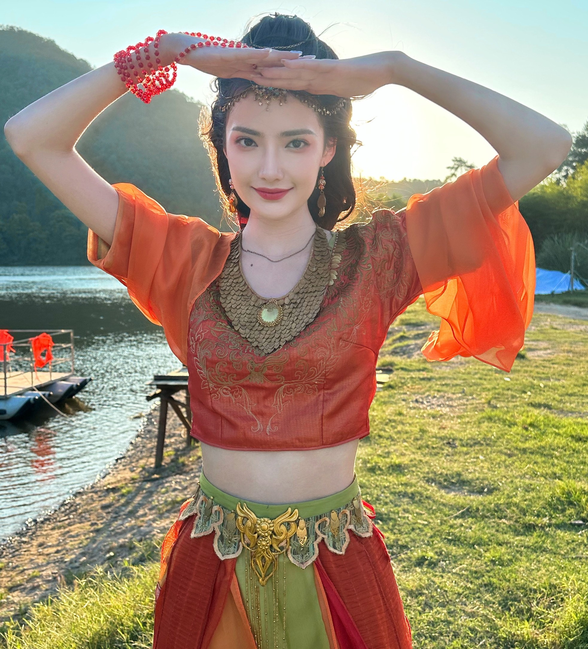 Mỹ nhân Tân Cương 10X đẹp lấn át Ngu Thư Hân ảnh 1