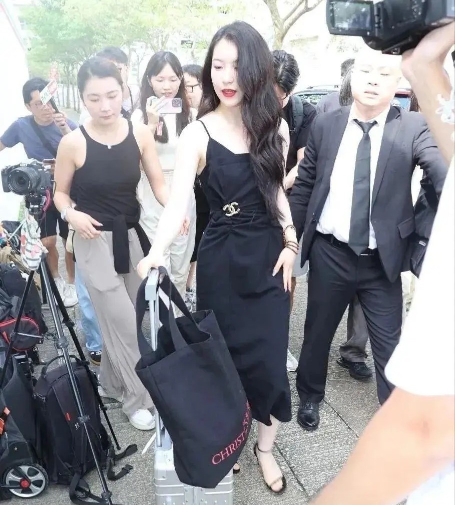 Thí sinh hoa hậu có vòng một 100 cm gây chú ý ảnh 20