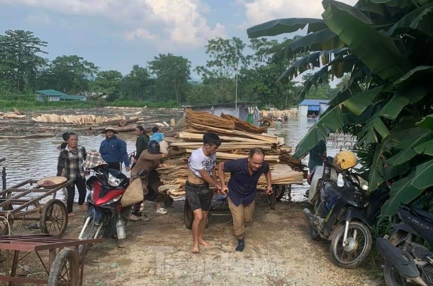Thủy điện xả lũ khiến nhiều nhà dân, xưởng sản xuất bị ngập lụt ảnh 8