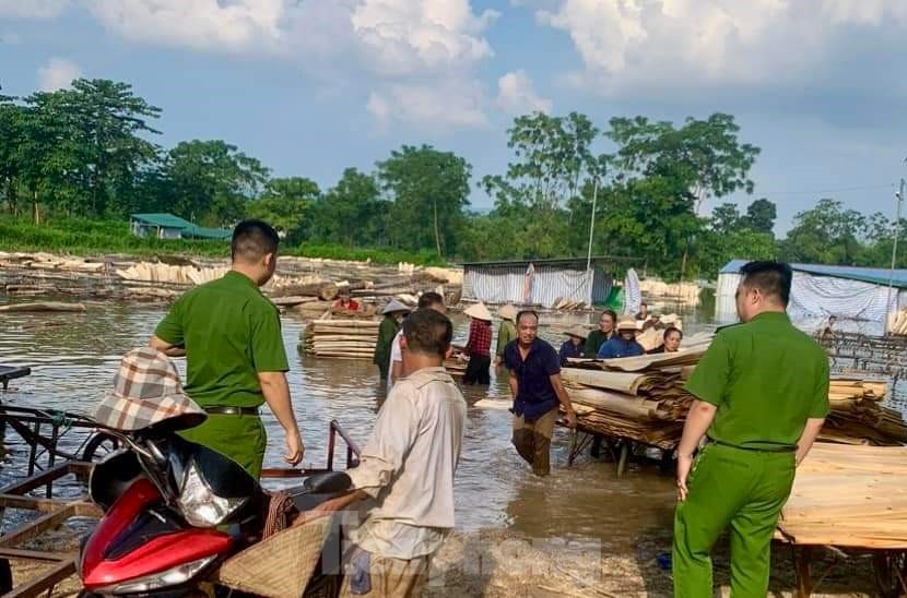 Thủy điện xả lũ khiến nhiều nhà dân, xưởng sản xuất bị ngập lụt ảnh 10