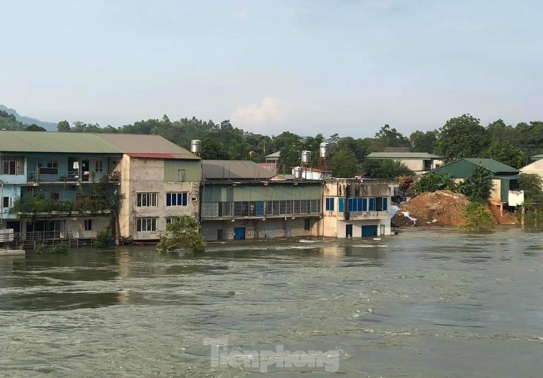 Thủy điện xả lũ khiến nhiều nhà dân, xưởng sản xuất bị ngập lụt ảnh 13