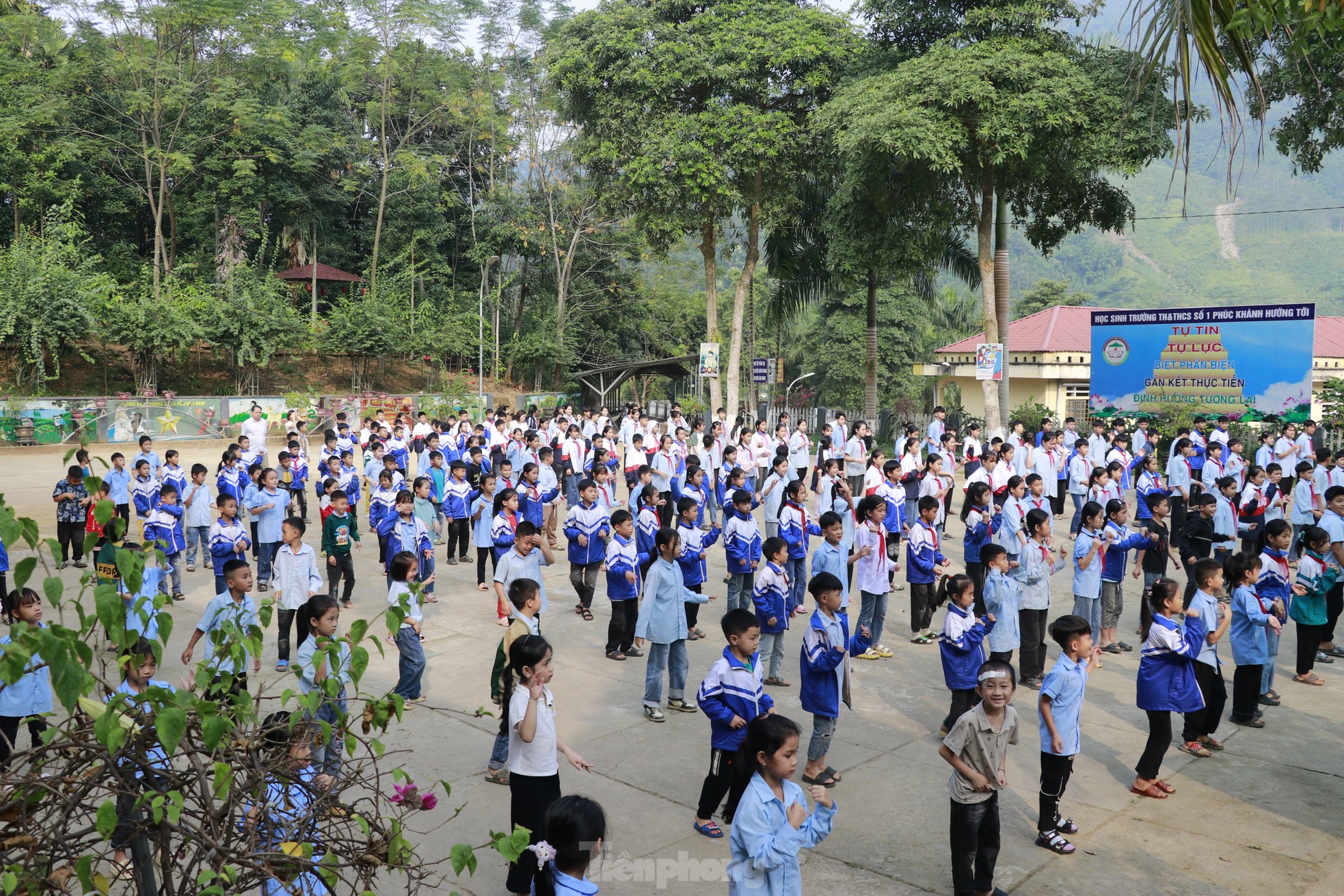 Những em bé Làng Nủ đến trường trong niềm vui mới ảnh 5