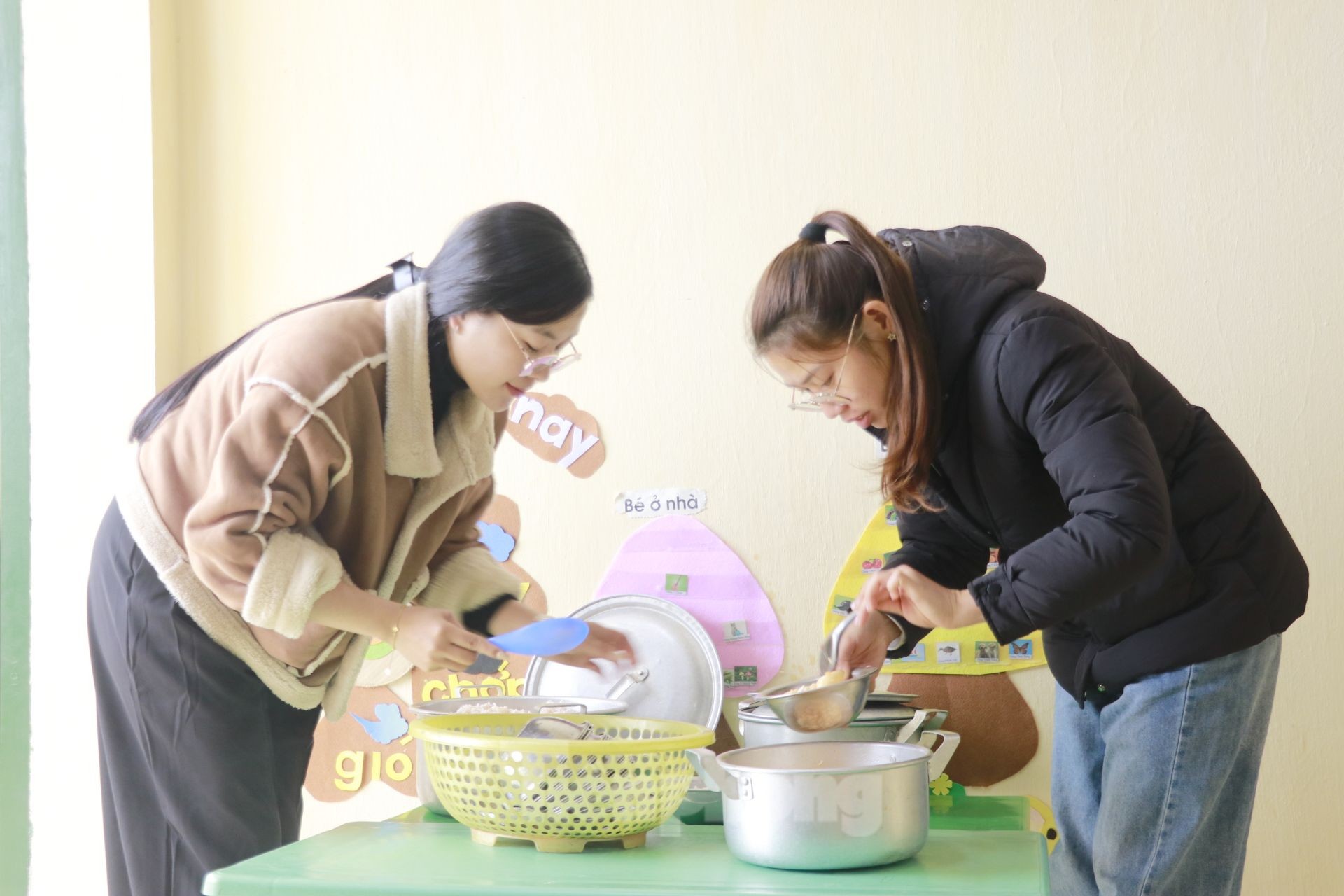 Thầy cô vùng cao Yên Bái chăm lo bữa ăn, giấc ngủ của học trò trong đợt rét đầu tiên năm nay ảnh 4